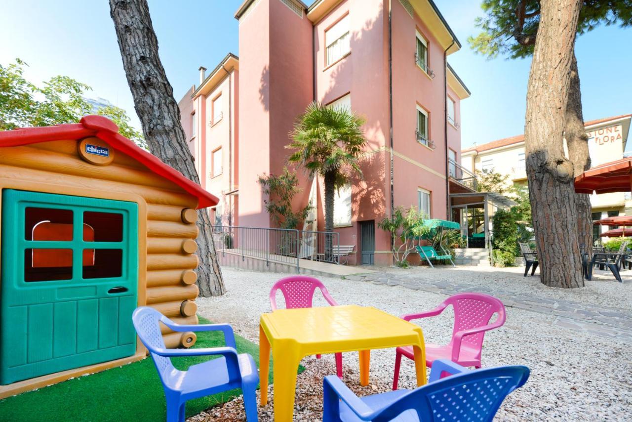 Hotel Flora Capri เชเซนาติโก ภายนอก รูปภาพ